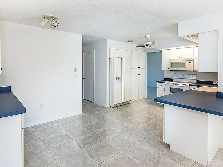 838 Jarvis St — Photo 6