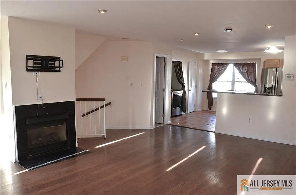 3 bed, 2.5 bath, 1478 sqft, $3,400 — Photo 4