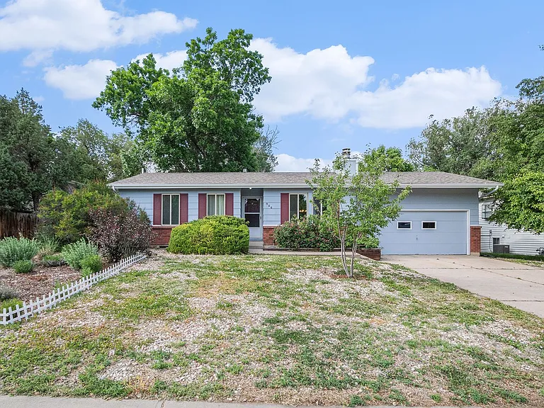 906 Mansfield Dr — Photo 1
