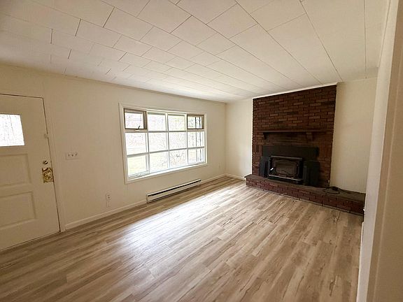 LIVING ROOM WITH WORKING FIREPLACE