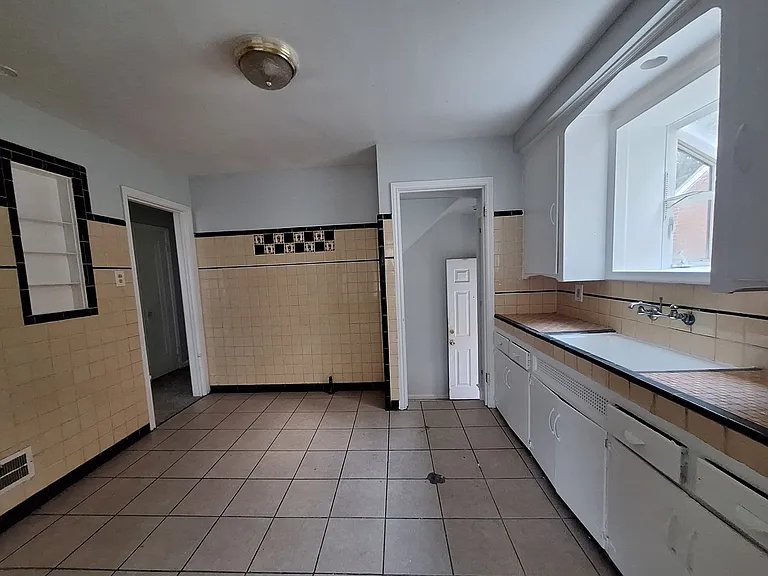 11243 Roxbury St — Photo 8