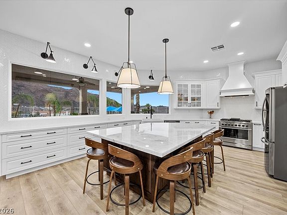4th image of 805 Lake Hill Dr