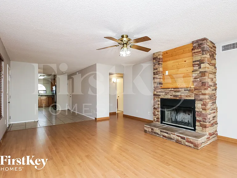 6410 W Townley Ave — Photo 4