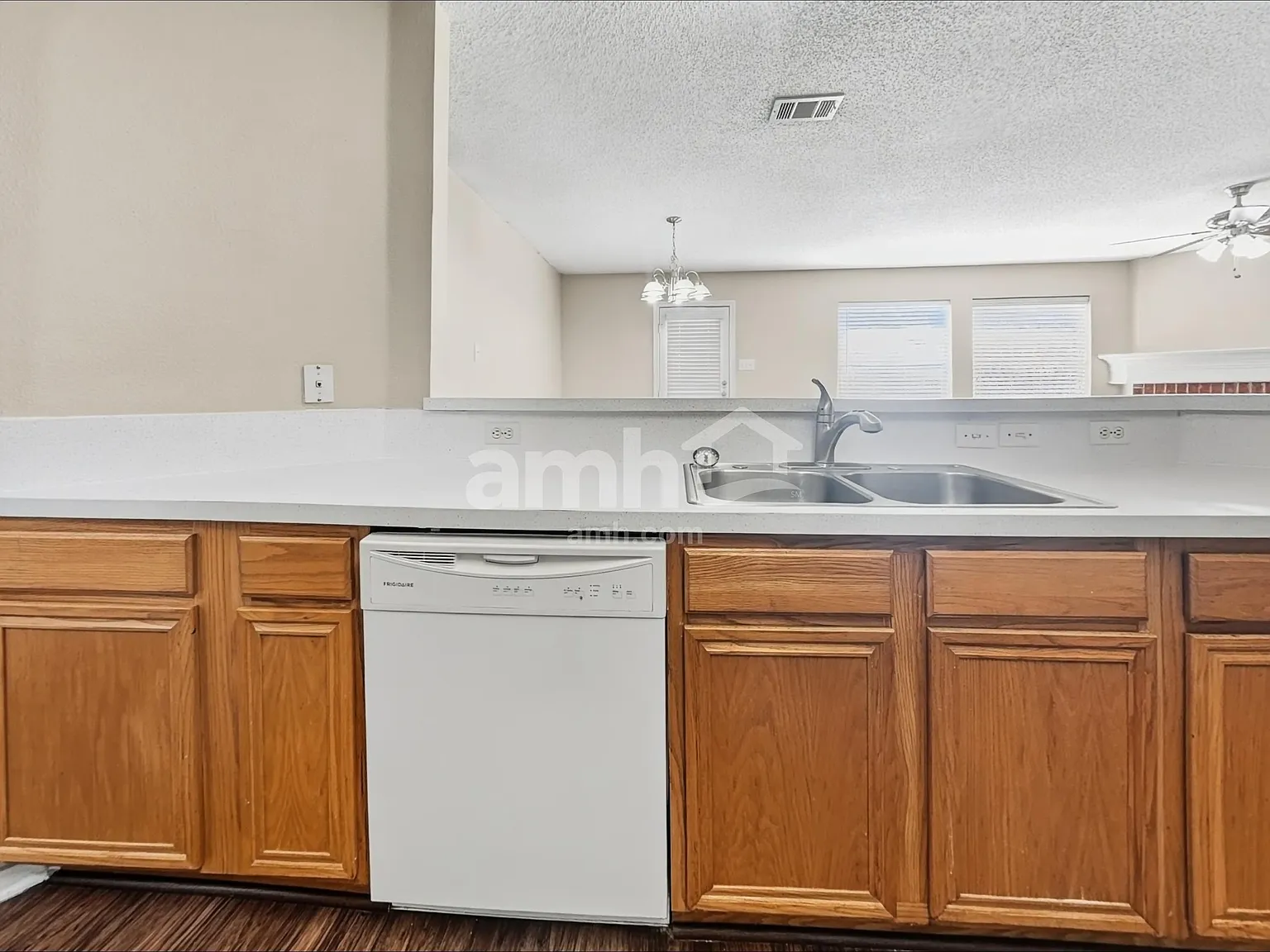 3 bed, 2.0 bath, 1765 sqft, $2,365 — Photo 4