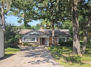 615 Brook Hollow Dr, Conroe, TX 77385