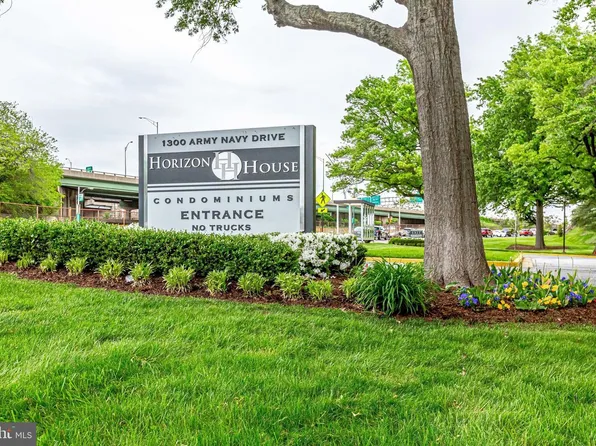 1300 Army Navy Dr APT 827, Arlington, VA 22202