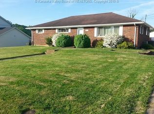 84 Elm St, Winfield, WV 25213