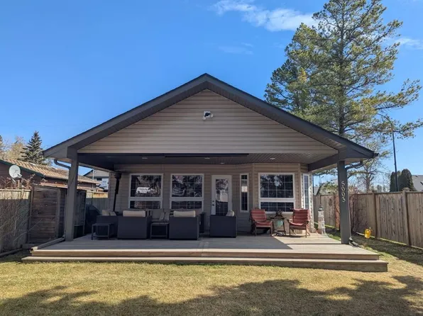 5003 W 36th St, Sylvan Lake, AB T4S 1B2
