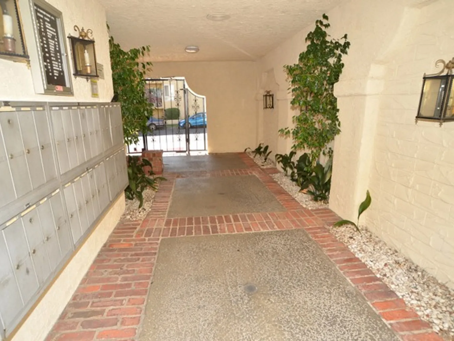 Radford Manor...BE PART Of THE TRENDY VALLEY VILLAGE!! CALL NOW! — Photo 3