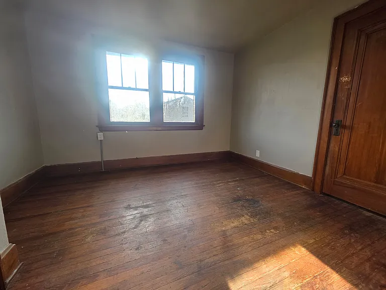 1624 Woodburn Ave — Photo 3