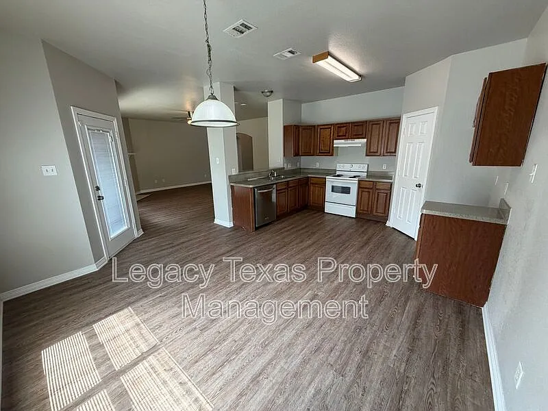 3 bed, 2.0 bath, 1684 sqft, $2,000 — Photo 3