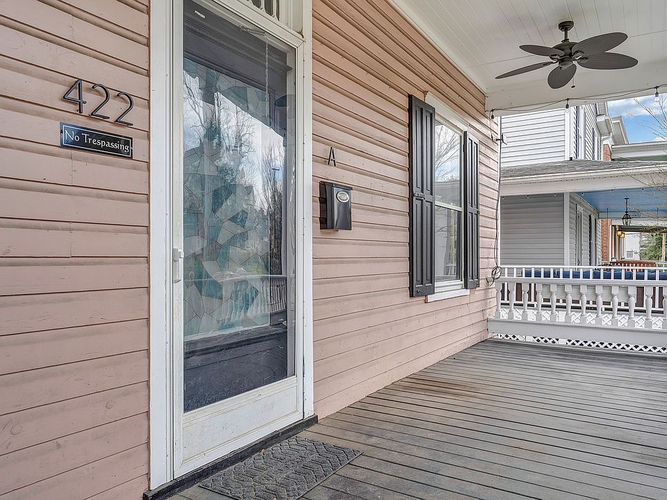 Private Sitting Porch area w/ Outdoor Ceiling Fan and Solar Lights!