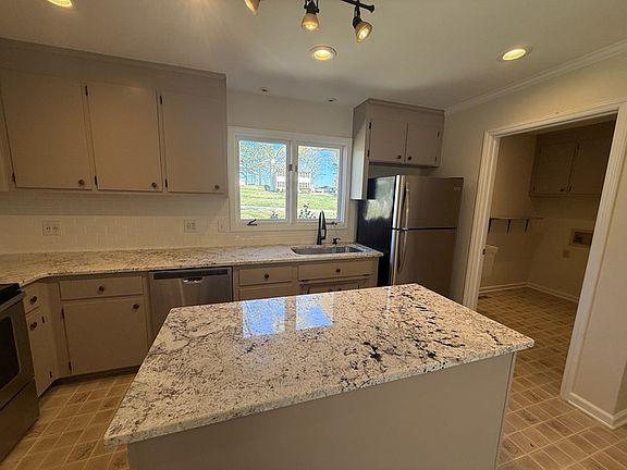 5th image of 2513 Rolling Meadows Dr