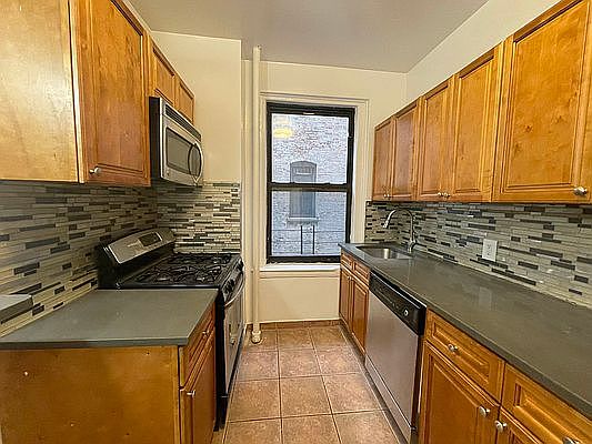 3rd image of 867 W 181st St APT 4L