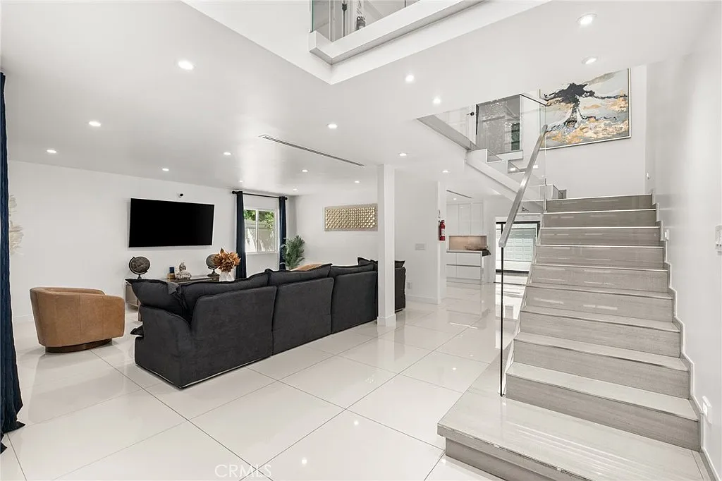 4 bed, 3400 sqft, $11,500 — Photo 4