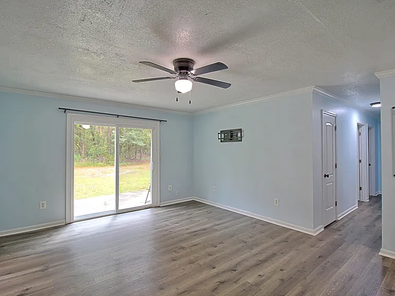 1062 Kelly Dr — Photo 5