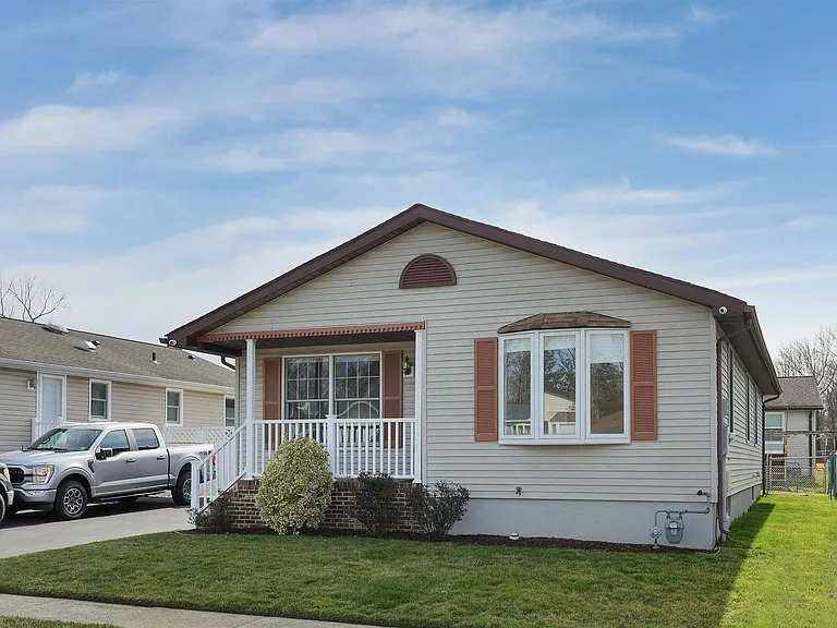 16 Pine Tree Ln — Photo 2