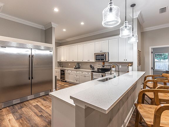 3rd image of 327 Gardner Dr NE