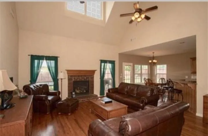 808 W Juneau St — Photo 4