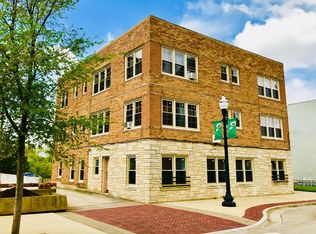 112 N Spring St, Elgin, IL 60120