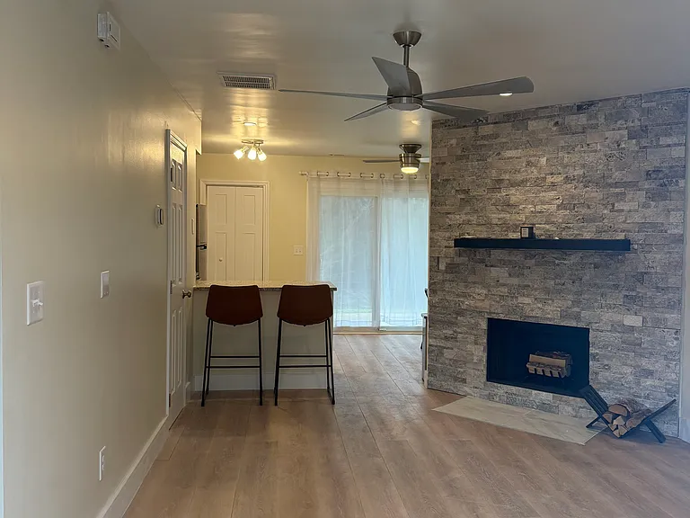 104 Friar Ln — Photo 4
