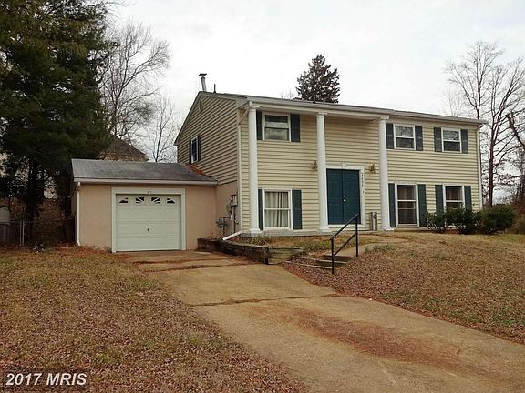 Front with 1 car Garage