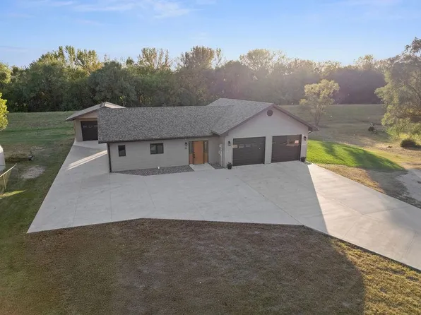 115 Lakeshore Dr, Columbus, NE 68601