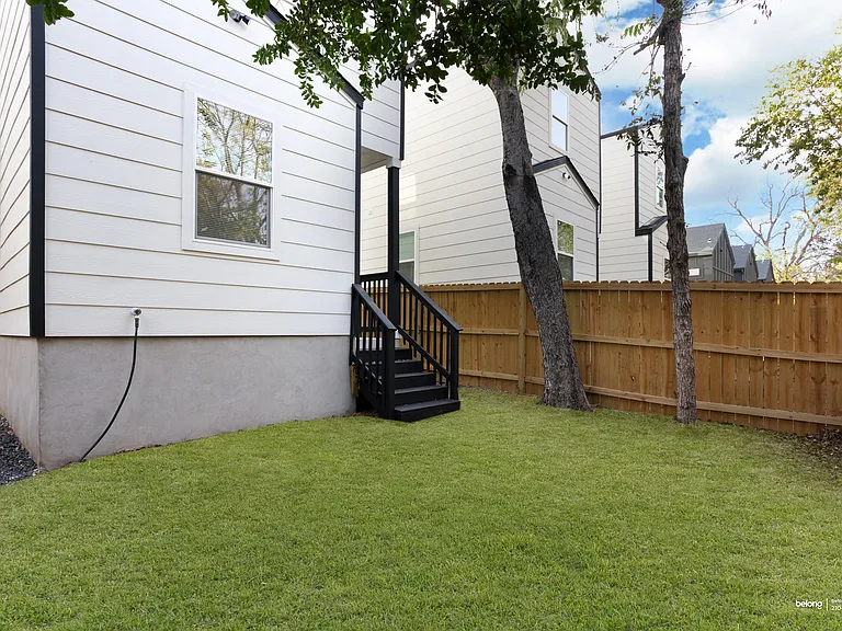 1727 E Crockett St — Photo 29
