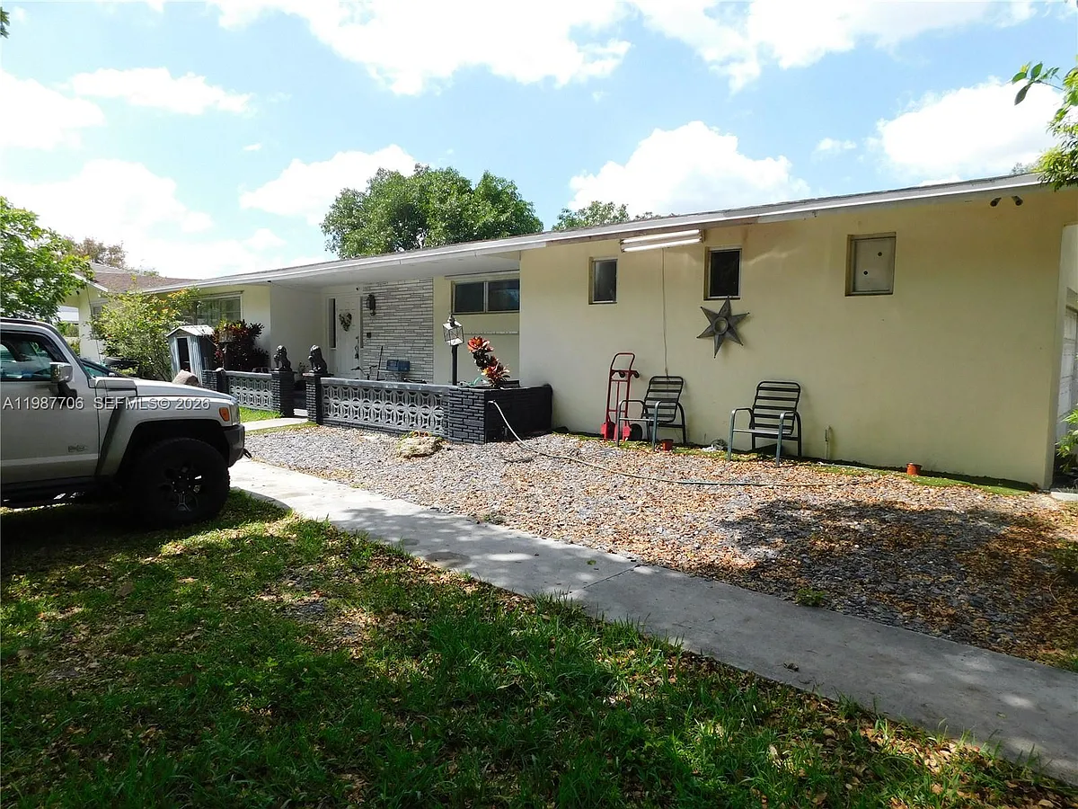 Photo 1 of 12 - 6700 SW 97th Ave - Miami, FL Primary Photo - 6700 SW 97th Ave