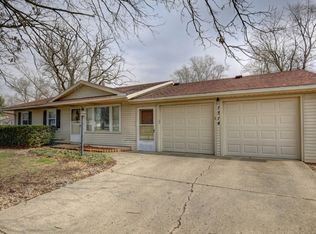 1214 Hollycrest Dr, Champaign, IL 61821