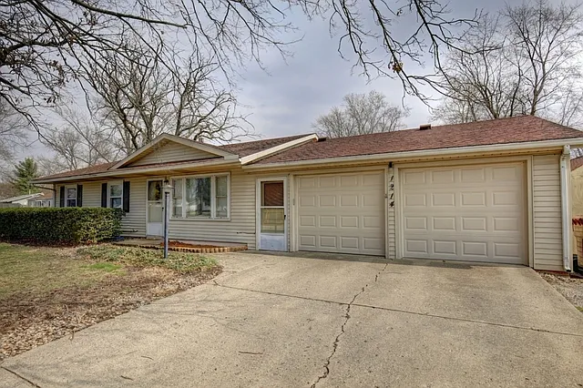1214 Hollycrest Dr photo 1