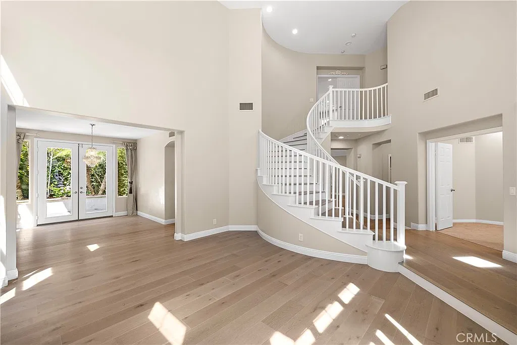5 bed, 3206 sqft, $8,000 — Photo 2