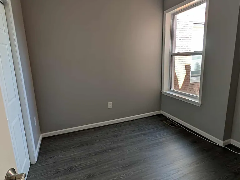 2118 E Hoffman St — Photo 4