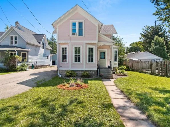 1646 Elmwood Ave, Oshkosh, WI 54901