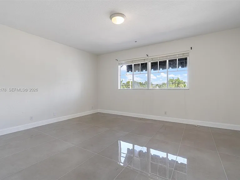 1772 NE 9th St #7 — Photo 10