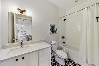 2nd image of 4010 N Lincoln Ave #502
