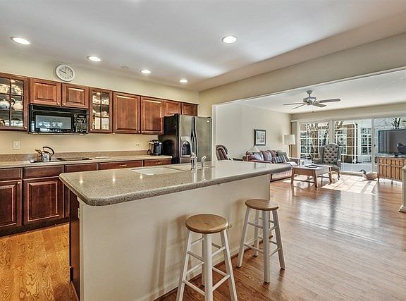4th image of 305 Princeton Ln