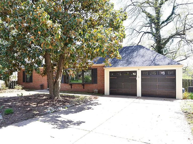 4 Girard Dr — Photo 2