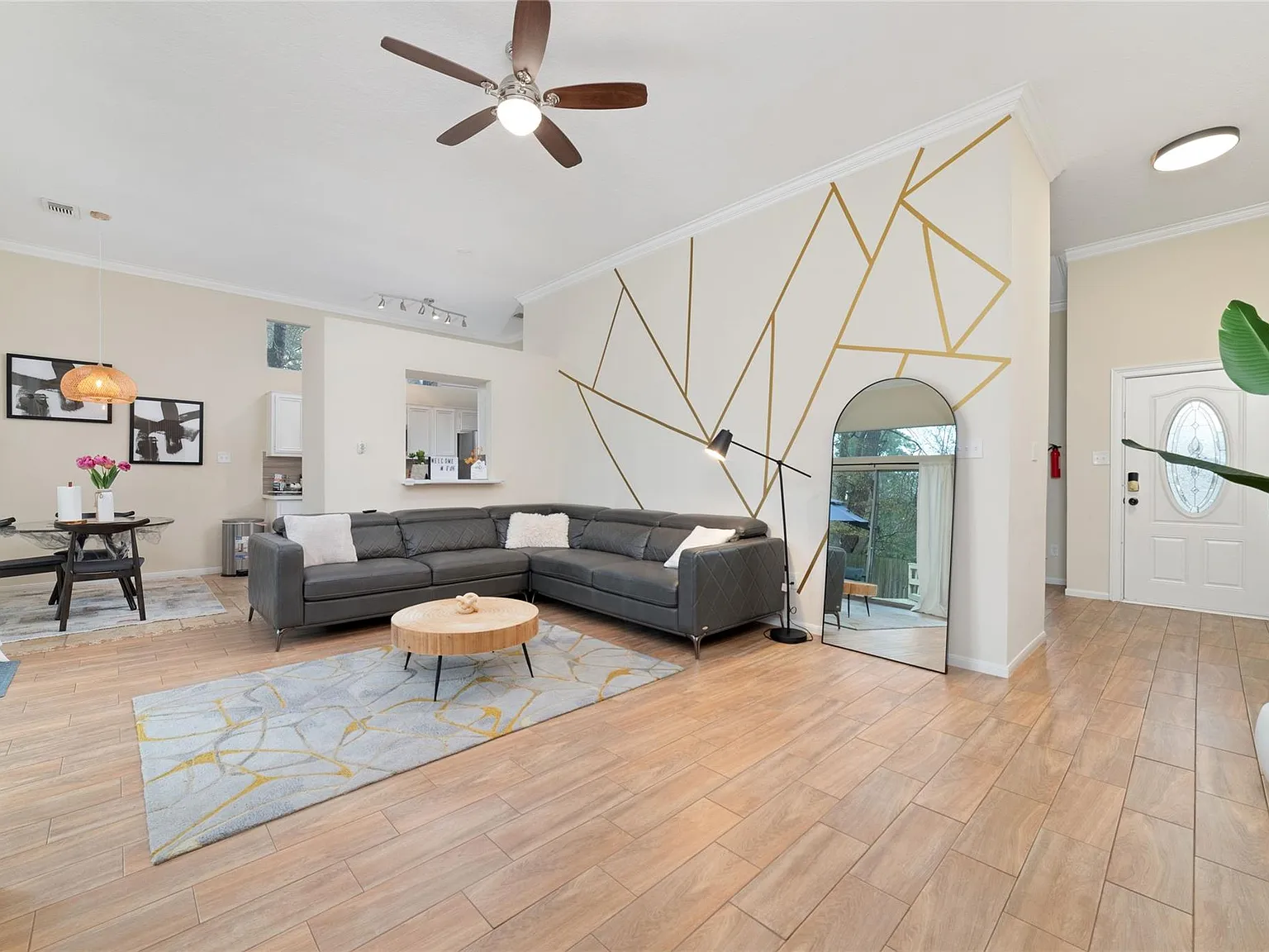 4 bed, 2.0 bath, 1849 sqft, $2,650 — Photo 2