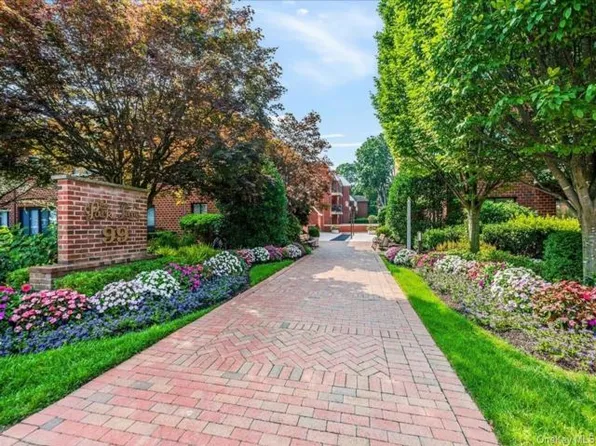 99 S Park Ave APT 112, Rockville Centre, NY 11570