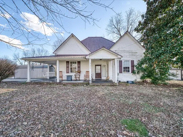 305 E University St, Livingston, TN 38570