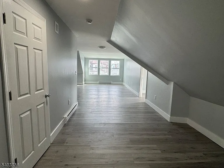 327 N Maple Ave — Photo 5