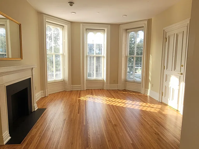 462 W 6th St — Photo 3