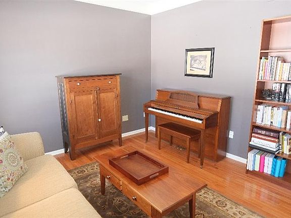 4th image of 48918 Stanton Ct E