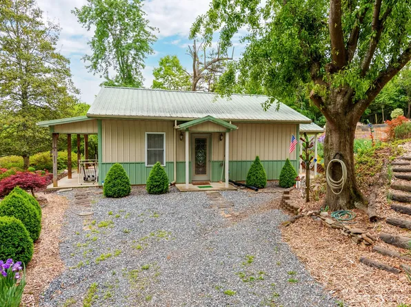 932 Village Cir, Hickory, NC 28602