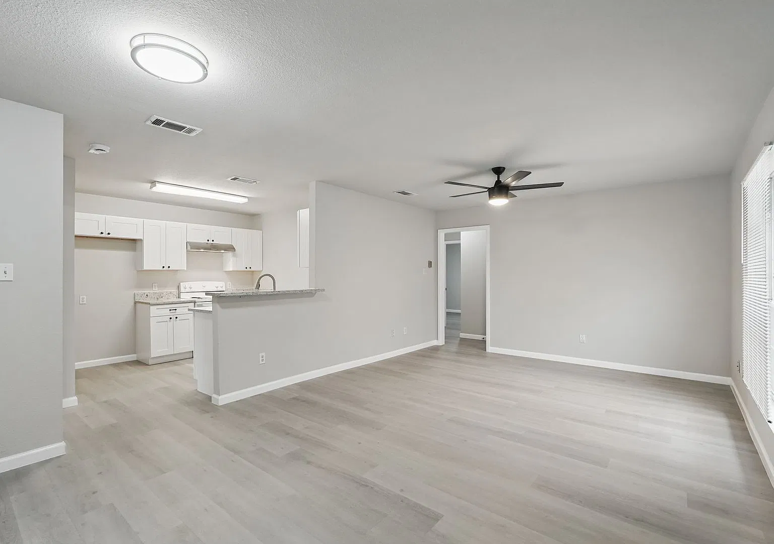 Welcome to your new 3bdrm 2bth home! — Photo 2