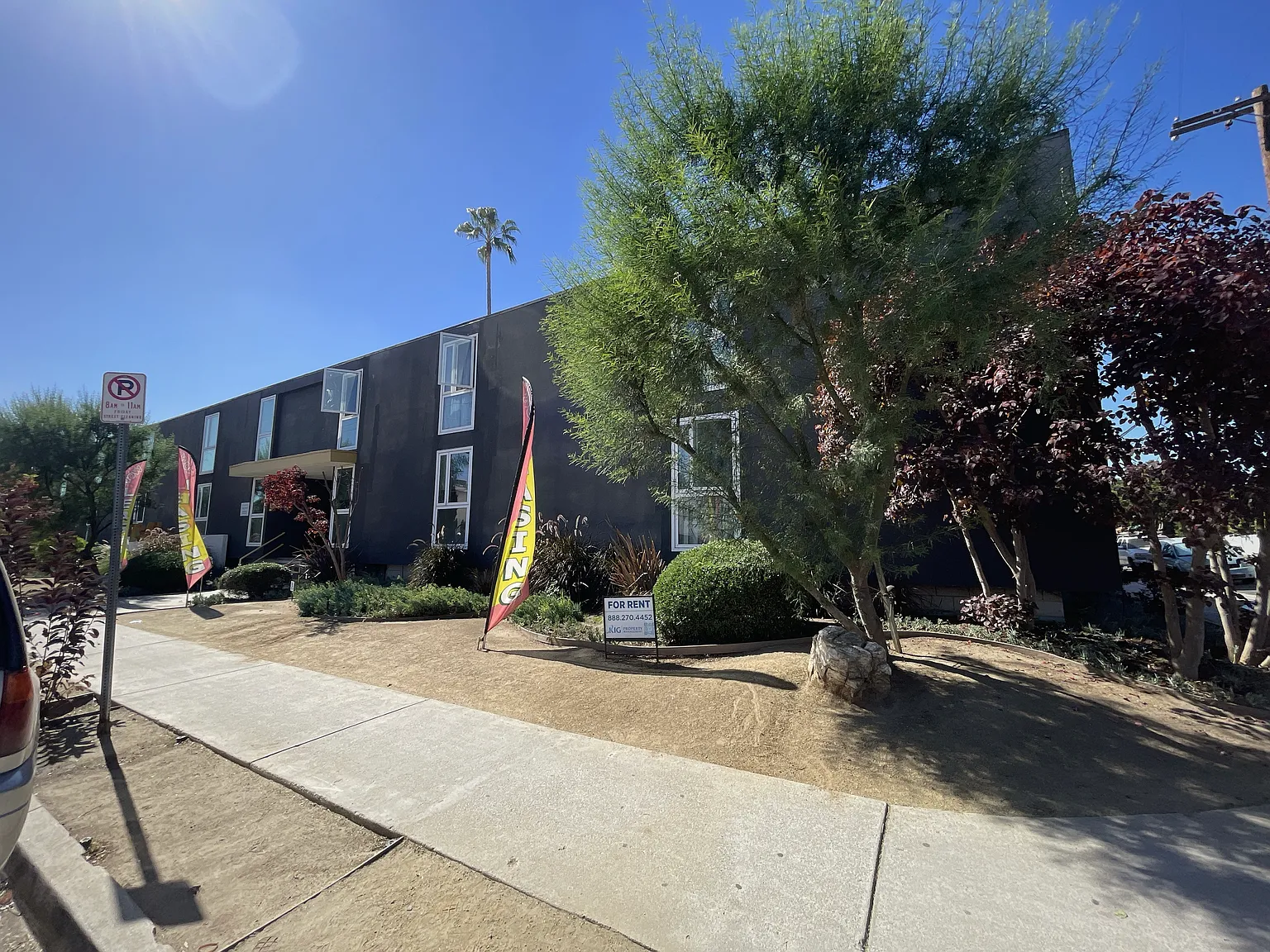 7347 Haskell Ave — Photo 1