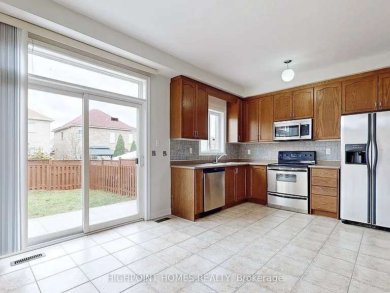 8 Martree Cres — Photo 2