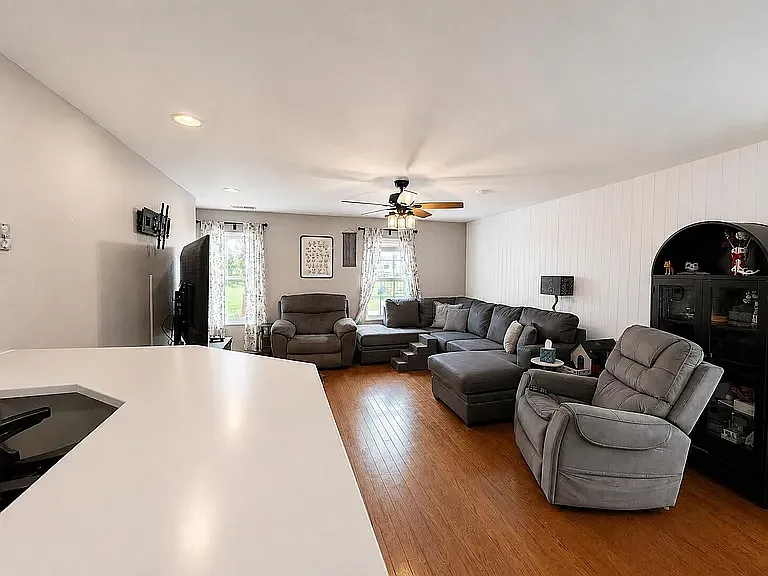 4 bed, 2025 sqft, $2,650 — Photo 4