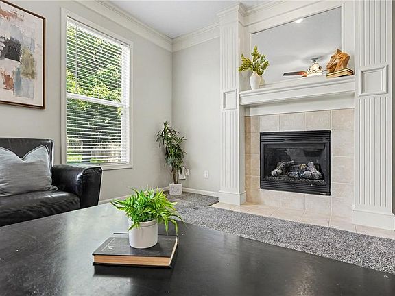 4th image of 986 Wellington Way